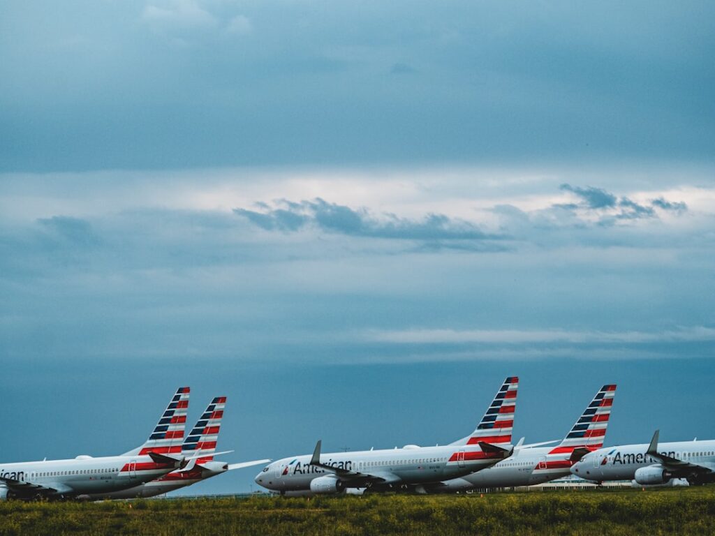 United Airlines Q1 Earnings Surge 85% Amid Strategic Growth white and red airplane under white clouds and blue sky during daytime
