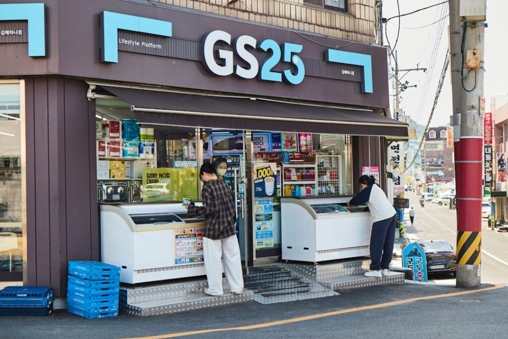 People entering a gs25 convenience store.