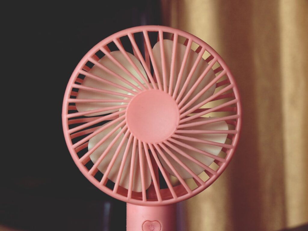 JisuLife Pro 1 Mini Fan Launch: Style Meets Function A pink fan sitting on top of a table
