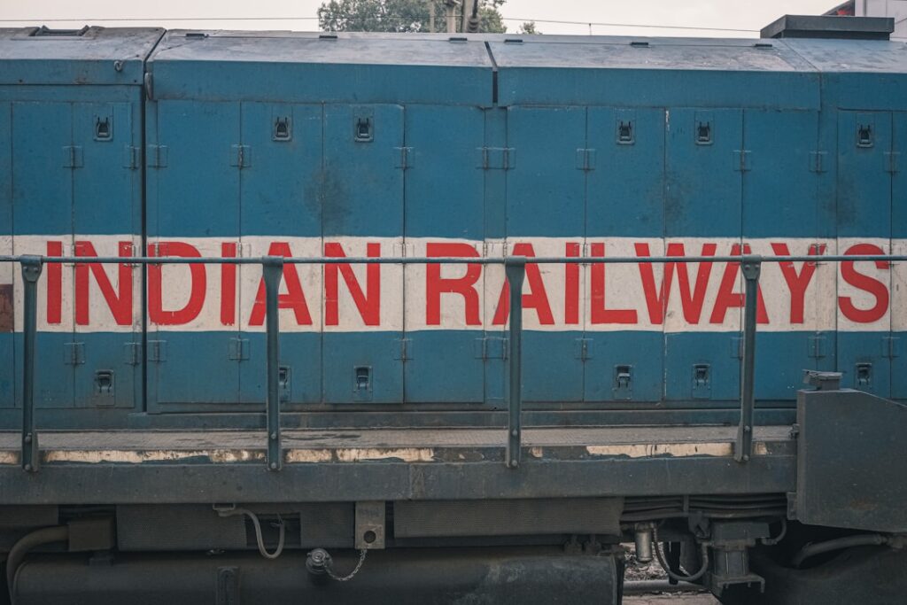 India's Snabbit Eyes $400M Valuation in New Funding Round blue and red cargo container van